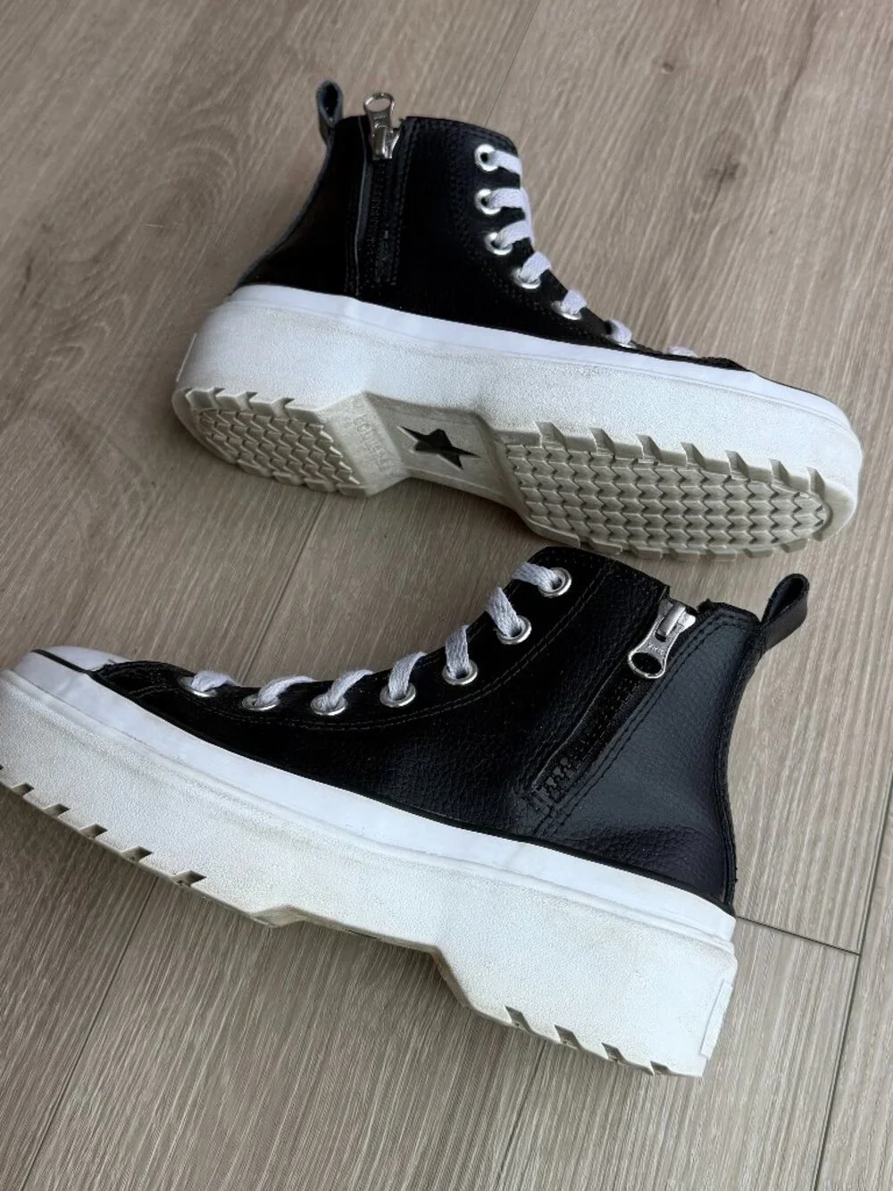 Converse Chuck Taylor Lugged Lift Leather High Top Big Kids US 3